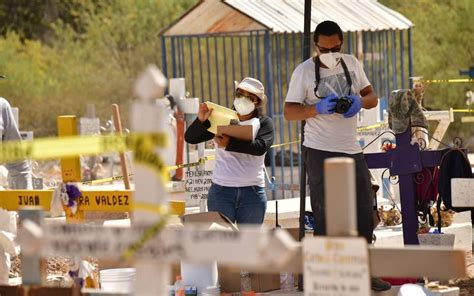 Exhuman Cuerpos Y Toman Muestras El Sol De La Laguna