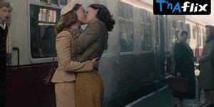 Anna Paquin Lesbian Scene In Tell It To The Bees Tnaflix