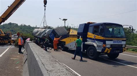 Pecah Ban Truk Pengangkut Bahan Kimia Terguling Di Tol Purbaleunyi