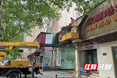 拆除破损广告牌 助力城市颜值安全双提升 腾讯新闻