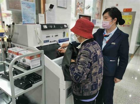 舟山银行业保险业守护最美“夕阳红”系列报道① 大堂里的温情与担当 科技金融网 科技金融时报官网