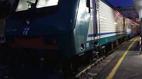 Donna Investita Dal Treno Sui Binari A Potenza Ferita Si Trascina Fino