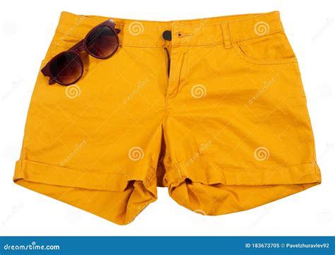 Pantalones Cortos Anaranjados Y Gafas De Sol Aisladas En Fondo Blanco