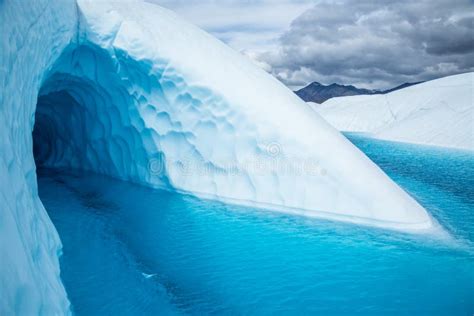 Entrée à La Caverne De Glace Foncée Inondée Par L eau Bleue Profonde