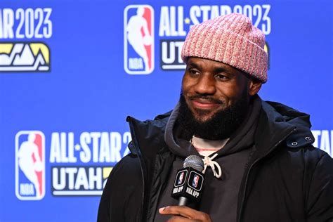 Lesão no pé deve tirar LeBron James das quadras por algumas semanas