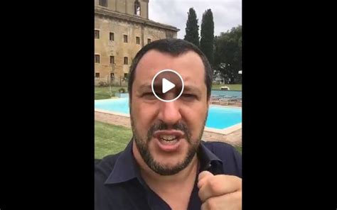 Matteo Salvini Si Tuffa In Piscina Per Combattere La Mafia Scopri I