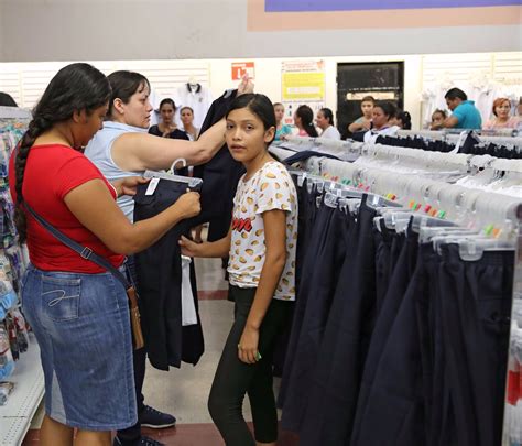 Registra avance la entrega de uniformes y útiles escolares gratuitos