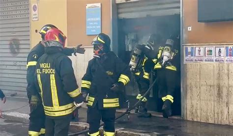 Taranto Incendio Distrugge Negozio Di Articoli Per La Casa