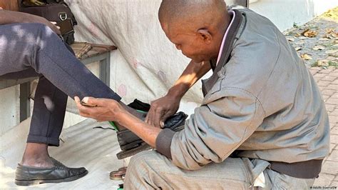 Ganhar A Vida A Engraxar Sapatos Nas Ruas Do Cuando Cubango DW 30