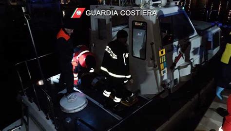 Polignano A Mare Gi Dalla Scogliera Salvato Dalla Guardia Costiera