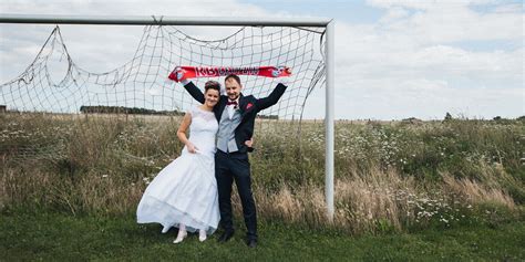 Fußball Hochzeit in Rot Weiß Fotostory mit wundervollen Paarbildern