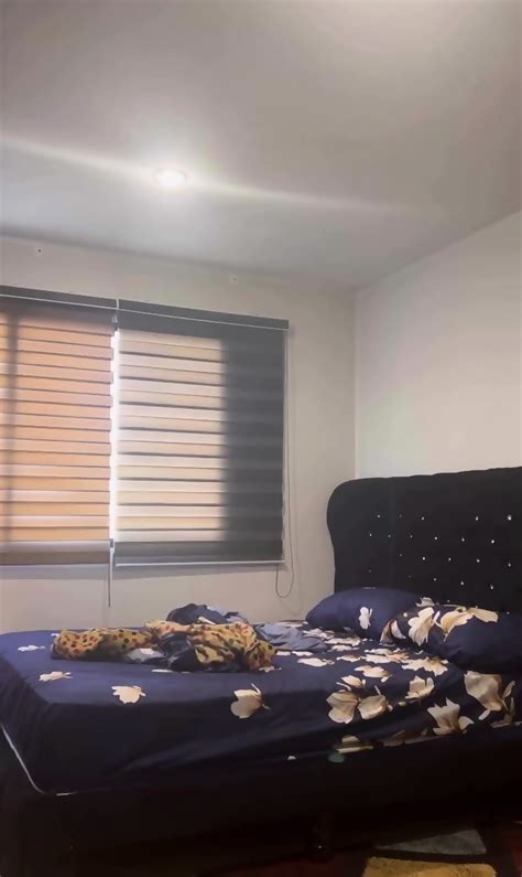 Latina Jugando En Una Cama