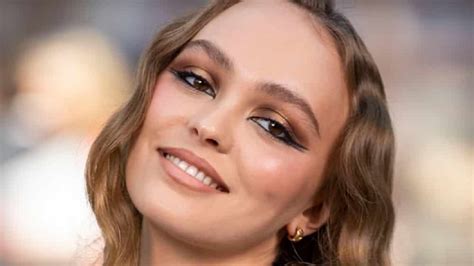 Lily Rose Depp elle se dévoile en soutien gorge et fait grimper la