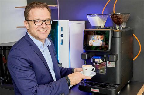 Jeder Fünfte trinkt seinen ersten Kaffee am Arbeitsplatz cafe co