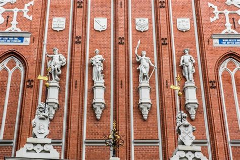 Estatuas En La Famosa Casa De Las Cabezas Negras En Riga Letonia