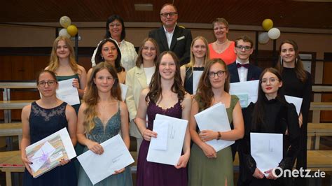 Drei Abiturientinnen Des Otto Hahn Gymnasiums In Marktredwitz Mit Note