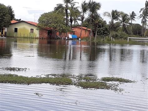 População de Ilha Grande do Piauí sofre alagamentos provocados