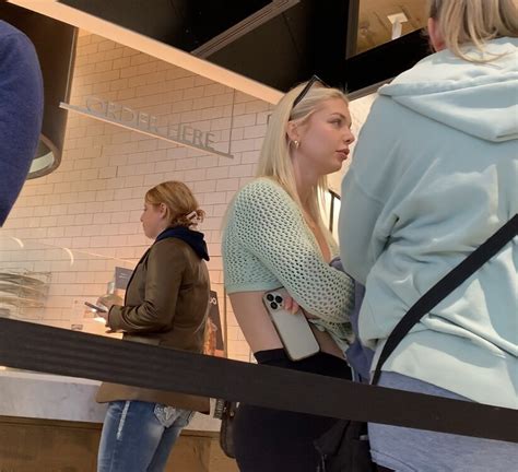 GORGEOUS BUBBLE BUTT BLONDE Waiting In Line Spandex Leggings Yoga Pants Forum