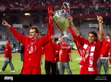 Liverpools Dietmar Milan Baros Mit Der Uefa Champions Trophy Fotos Und