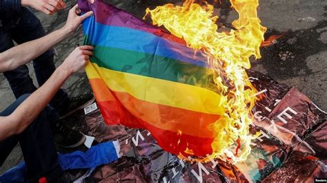 Hãy đốt nhà thờ Cộng đồng LGBT đe dọa