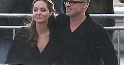 Brad Pitt Et Angelina Jolie Signent Des Autographes En Arrivant Au Film