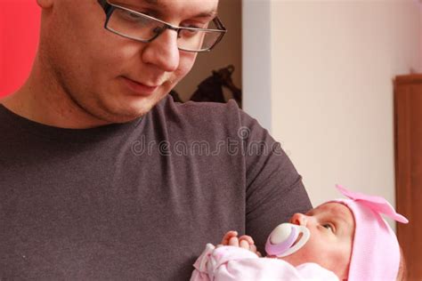 Padre Que Alimenta Desde Beb Reci N Nacido De La Botella Foto De