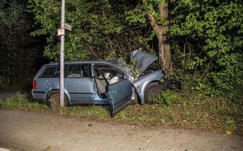 Fahrer Nach Zusammensto Mit Baum Schwer Verletzt