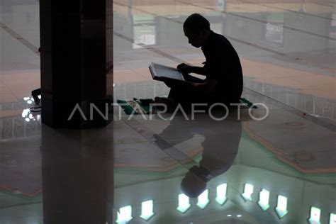 Tadarus Al Quran Month Ramadhan Antara Foto