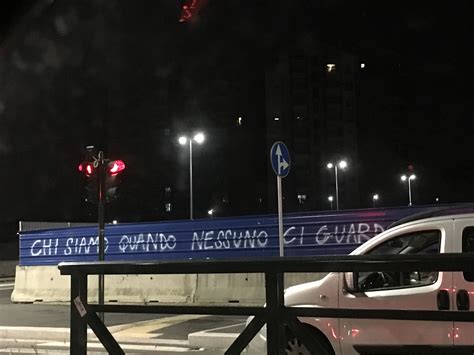 La vita tra palcoscenico, quinte e pubblico - Identità in gabbia di