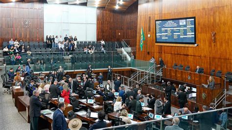 Por 33 votos a 12 deputados aprovam orçamento do governo Leite para