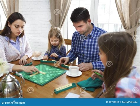 Plaing Brettspiel Der Glücklichen Jungen Familie Stockfoto Bild von