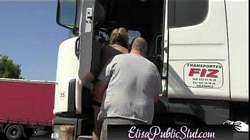 Elisa Public Slut Intermitente en público en un área de descanso ElisaPublicSlut XVIDEOS