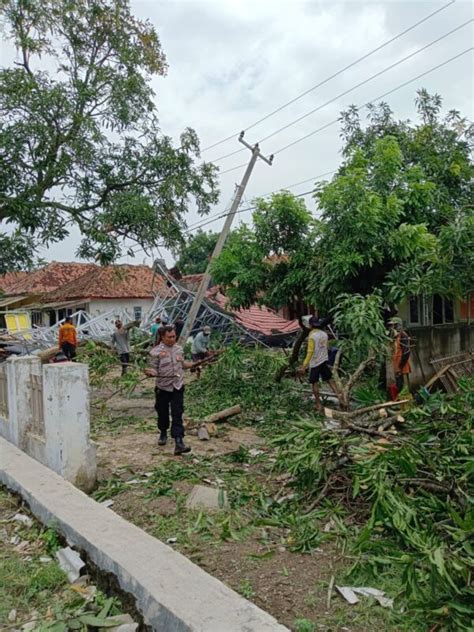 Polisi Bantu Warga Evakuasi Puing Puing Material Akibat Terjangan Angin