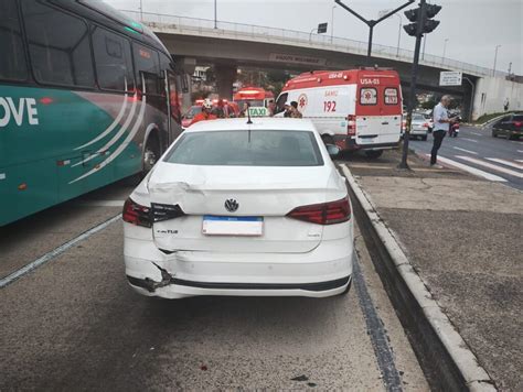 Acidente entre ônibus e táxi deixa feridos na Avenida Antônio Carlos em BH