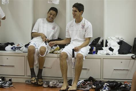 ATLETICO PARANAENSE PR X CORINTHIANS SP nos vestiários antes da