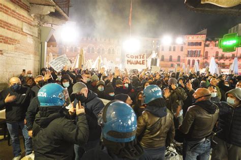 Tensione In Centro Scontri Tra Manifestanti E Polizia Daily Verona