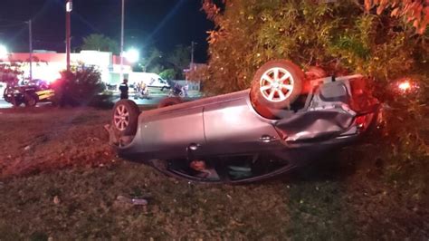 Imprudente Joven Choca Y Termina En Una Glorieta De Ciudad Caucel