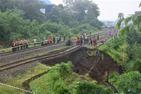 Tanah Longsor Di Jalur Rel Kereta Api Bogor Sukabumi