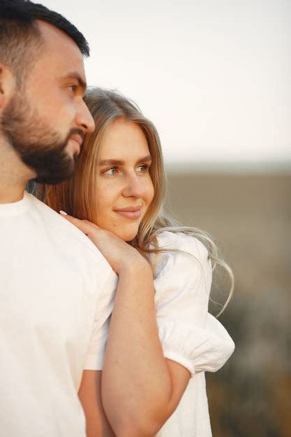 Jovem Casal Apaixonado Est Se Beijando Em Um Campo De Girassol