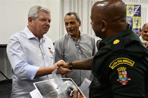 Guarda Municipal De Niterói Premia Agentes Que Se Destacaram Ao Longo