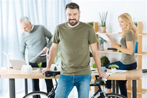 Homem Feliz Que Inclina Se Em Sua Bicicleta E Que Sorri Ao Ser No