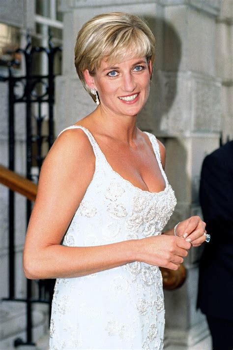 L Une Des Robes Les Plus Iconiques De Lady Diana Est Mise Aux Ench Res