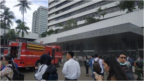 Asap Mengepul Di Gedung Dpr Ri Sumbernya Dari Lantai Gedung