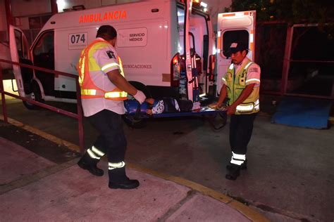 Tras Choque Vuelca Ambulancia Del ISSSTE En La Autopista La Tinaja