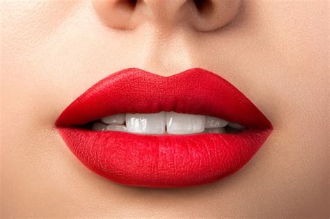 Cerrar Vista De Labios De Mujer Hermosa Con L Piz Labial Rojo Mate