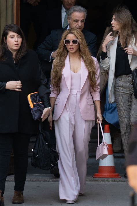 El espectacular traje sastre rosa que Shakira lució en Barcelona y el