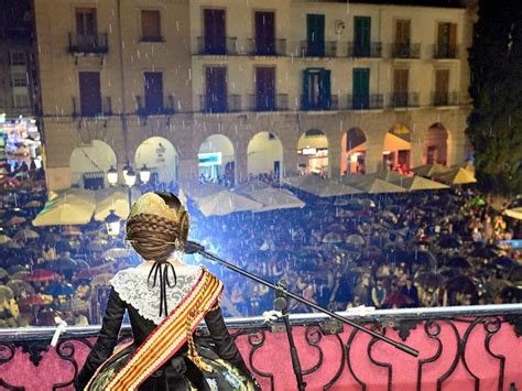 La lluvia no pudo con los esperados actos del Pregó y la Crida fallera