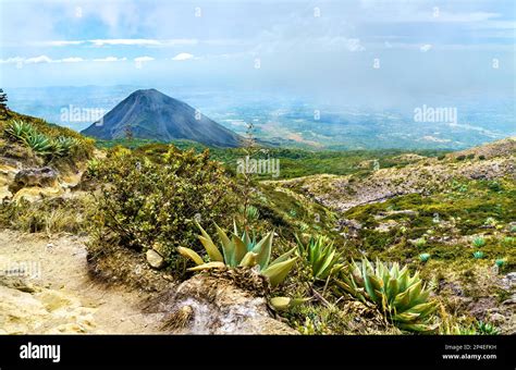 Volc N Izalco Desde El Parque Nacional Cerro Verde En El Salvador