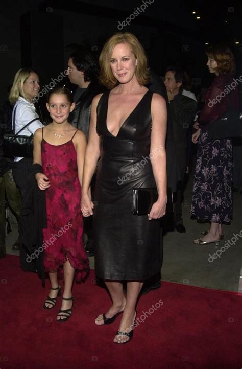 Elizabeth Perkins And Daughter Hannah Stock Editorial Photo © Sbukley 17899091