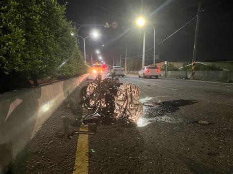 命大！台南台19線自撞電桿引擎噴飛百米 「一輛車變半輛車」駕駛輕傷